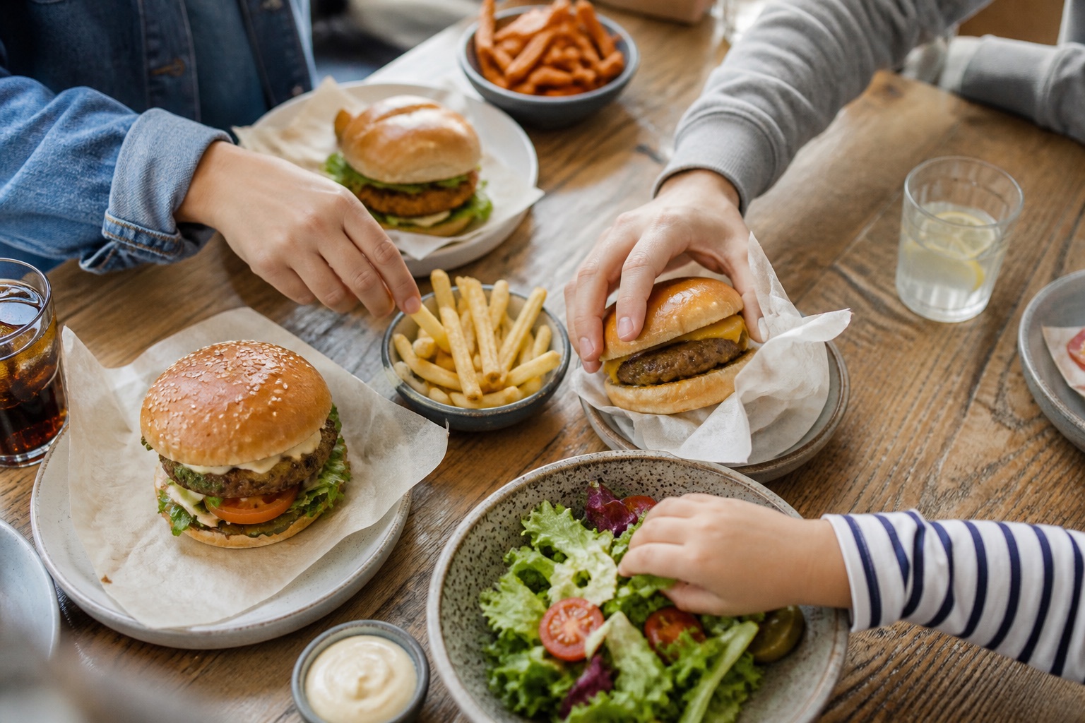 Repas de smash burgers partagé en famille ou entre amis